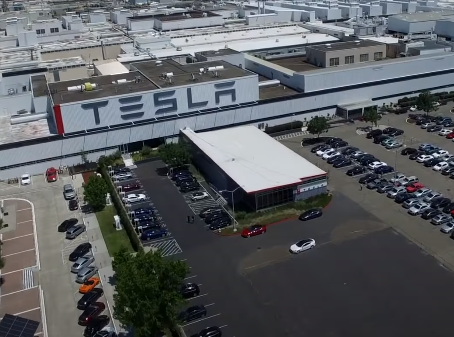 Direktor Tesle: Fabrika radi, hapsite mene  